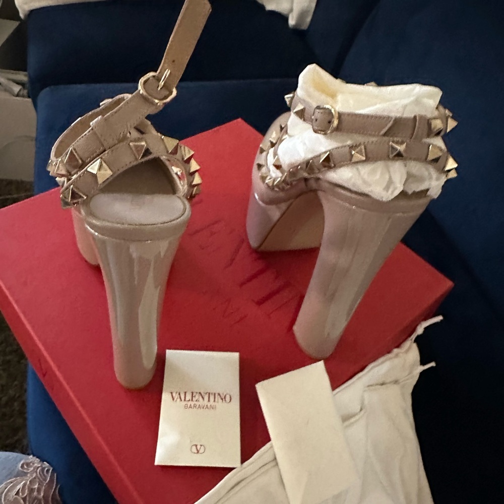 Valentino Garavani Patent Platform Sandal in Nude with Gold Studs - Picture 4 of 12